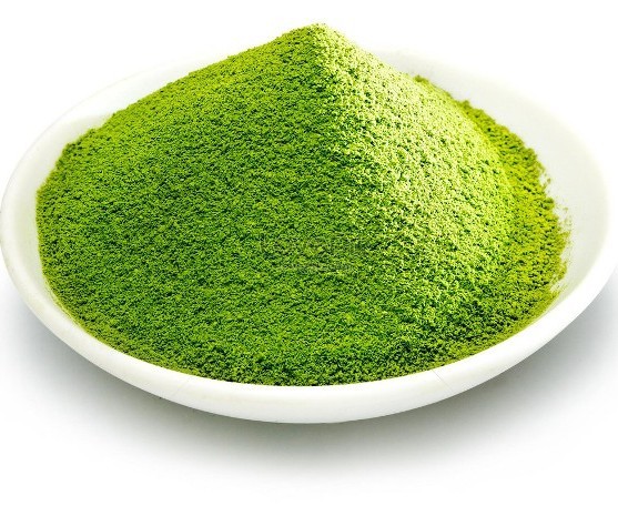Trong bột trà xanh có nhiều vitamin C, axit citric nên chúng có tác dụng trị mụn hữu hiệu