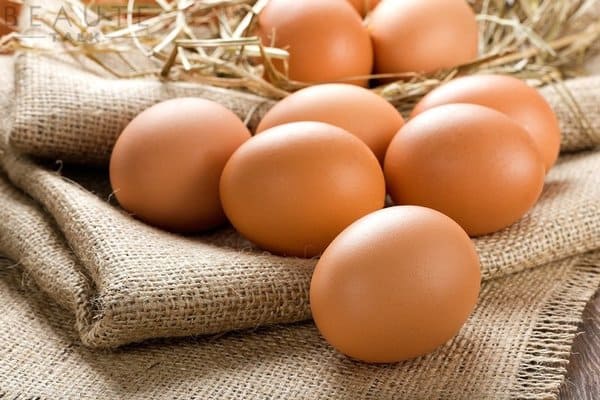 Có thể sử dụng cả trứng gà sống và trứng gà chín để loại bỏ mụn