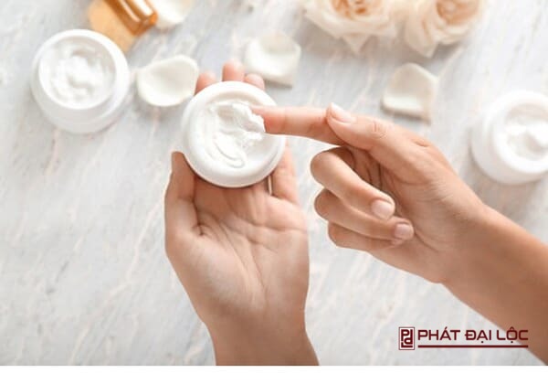Dùng kem dưỡng ẩm vừa đủ